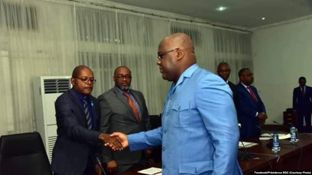 Président Félix Tshisekedi akutani na misala (équipe) ya banganga ya boyebi (experts) na Cité ya Union africaine na Kinshasa, 20 juillet 2019. (Facebook/Présidence RDC)