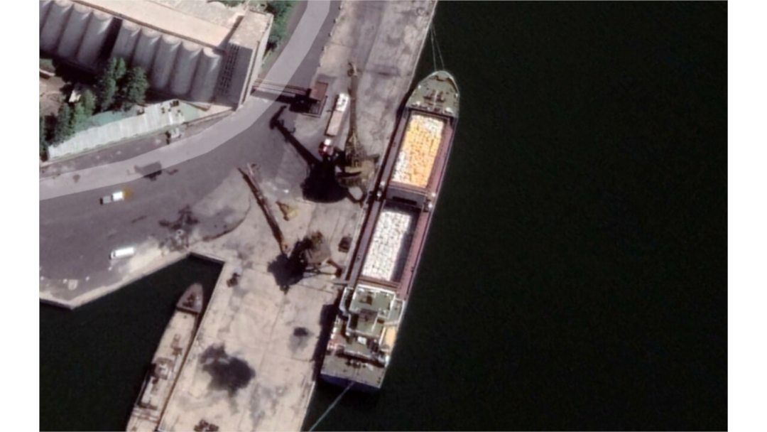 남포 석탄 항에 정박한 선박에 하얀 포대가 실려 있다. 자료=Maxar Technologies / Google Earth