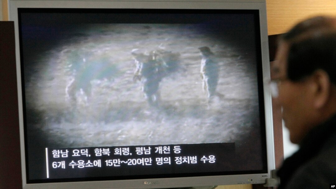 한국 경기도 파주시 통일전망대에 설치된 TV에서 북한의 정치범 수용소에 관한 동영상이 나오고 있다. (자료사진)