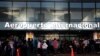 Viajeros esperan en el aeropuerto internacional de Ciudad Guatemala, para abordar un avión dispuesto por EE.UU. el pasado 24 de marzo, después de que se cancelaron los vuelos por la pandemia de coronavirus.