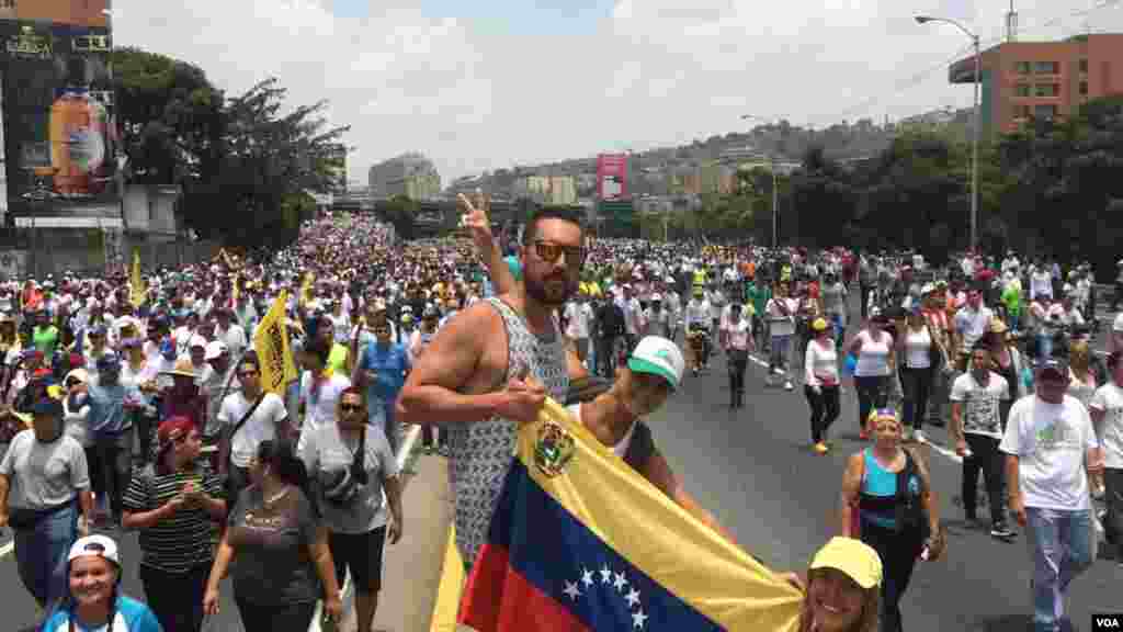 A manifestação pacífica convocada pela oposição na Venezuela deixou até ao momento morto . um jovem que foi atingido por balas durante os protestos. 