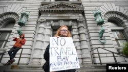  Beth Kohn protests against U.S. President Donald Trump's executive order outside the 9th U.S. Circuit Court of Appeals courthouse in San Francisco, California, Feb. 7, 2017.