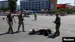 Поліцейські поблизу частин ракети, після удару Росії, Київ, 29 травня 2023 року REUTERS/Valentyn Ogirenko