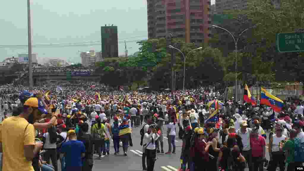 A Voz da América andou pelas ruas de Caracas num dia em que a cidade está paralisada devido à convocatória da "Mãe de todas as marchas" por parte da oposição e à contra-marcha por parte do governo de Nicolás Maduro.