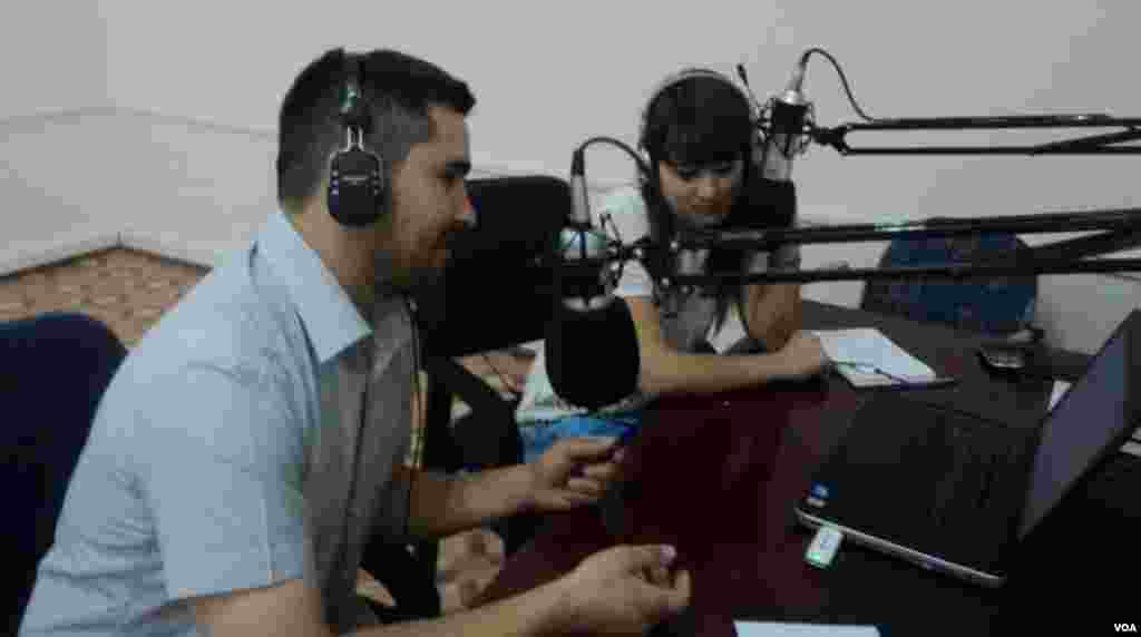 Amparo huquqshunosi Dilshod Jo'rayev mahalliy radioda eshittirish olib bormoqda
