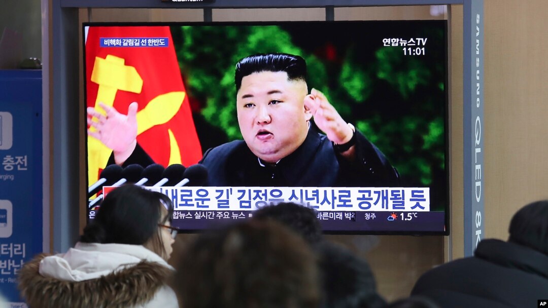 People watch a TV screen showing an image of North Korean leader Kim Jong Un during a news program at the Seoul Railway Station in Seoul, South Korea, Dec. 29, 2019. 
