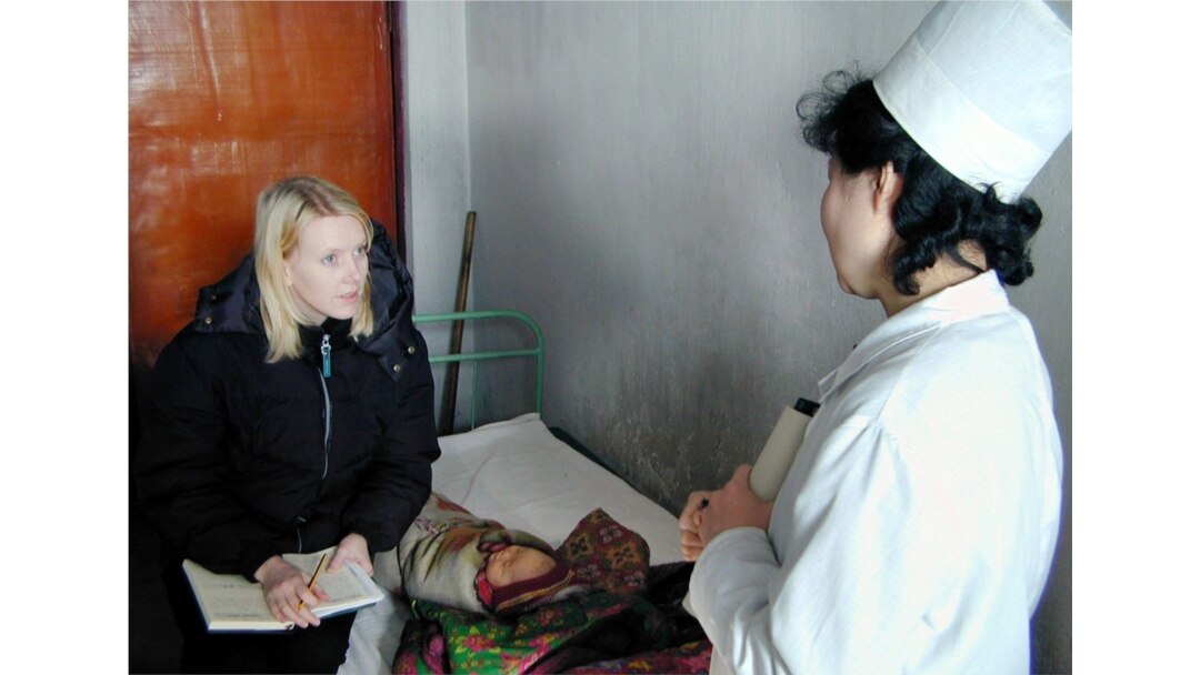 지난 2004년 2월 북한을 방문한 세계식량계획(WFP) 관계자가 평안남도 문덕의 한 병원 간호사로부터 어린이의 영양 상태에 관해 듣고 있다.