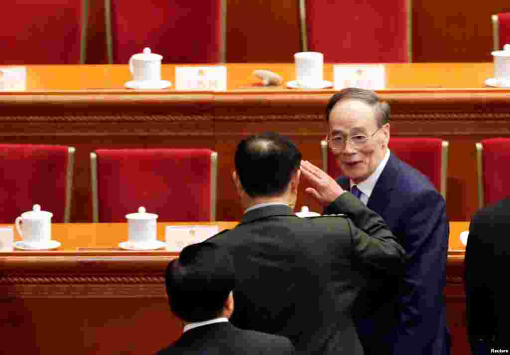 2018年3月5日，人大代表王岐山（左）在人大开幕式之后离开时，一位军方代表向他敬礼。从肩章上看，这位军人是上将，有些人估计这位将军是范长龙。3月5日的南华早报说，就是范长龙。