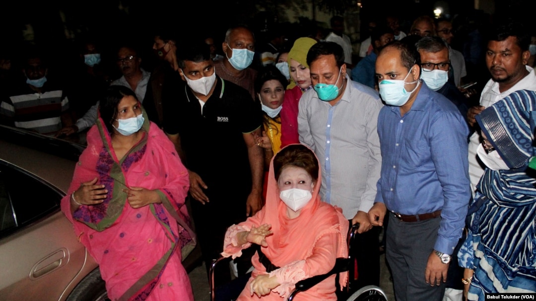 FILE -Former Bangladesh Prime Minister Khaleda Zia on a wheelchair in Dhaka, November 7, 2021, just after it was detected that she had advanced cirrhosis of the liver. (Babul Talukdar/VOA)