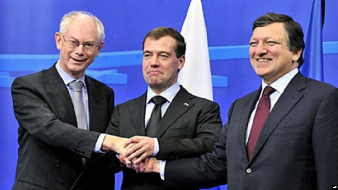 EU President Herman Van Rompuy (l) and EC President Jose Manuel Barroso (r) welcome Russian president Dmitri Medvedev before an EU-Russia summit at the EU headquarters in Brussels, Dec 7, 2010
