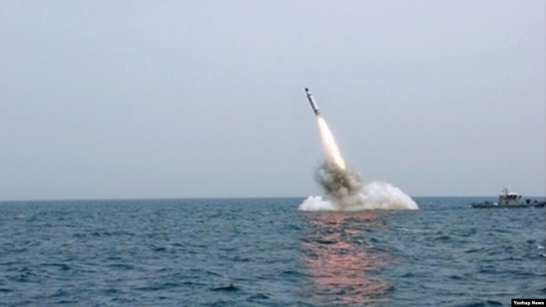 북한 조선중앙TV가 지난 9일 '잠수함발사탄도미사일(SLBM)' 수중 사출실험을 실시했다며 공개한 사진.