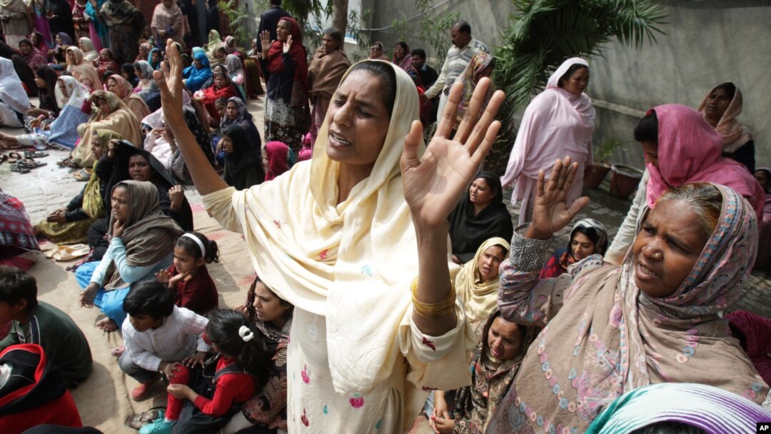 Pakistani Christians pray for victims of a pair of Taliban suicide bombings that struck two churches the day before, in Lahore, March 16, 2015.