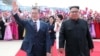 문재인 대통령 내외와 김정은 국무위원장 내외가 18일 평양 순안공항에서 열린 공식 환영식에서 평양 시민들의 환영을 받으며 이동하고 있다. 평양사진공동취재단.