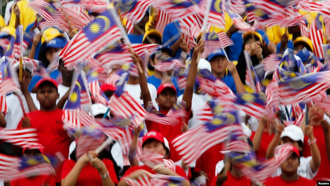 Young Malaysians wave flags during rehearsals for National Day celebrations, marking the anniversary of the country's independence, at the Independence Square in Kuala Lumpur, in this August 29, 2012 file photo. 