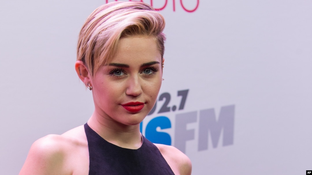 Miley Cyrus arrives at the KIIS 102.7 Jingle Ball held at the Staples Center in Los Angeles, California, Dec., 6, 2013. 