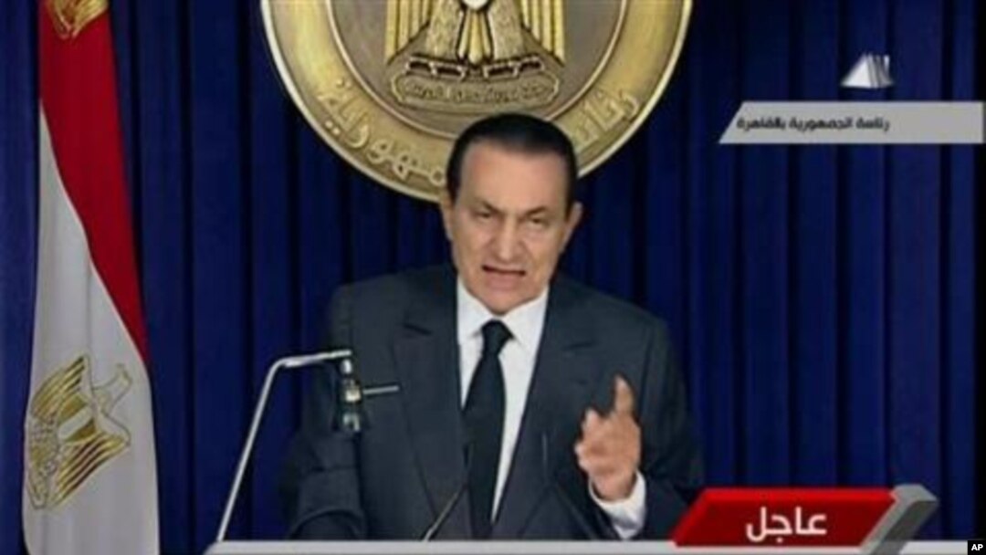 Egyp't President Hosni Mubarak speaking on television (file photo)