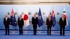 出席北约峰会的日本、韩国、澳大利亚和新西兰的政府首脑2023年7月12日与北约秘书长延斯·斯托尔滕贝格（中）合影。（法新社）