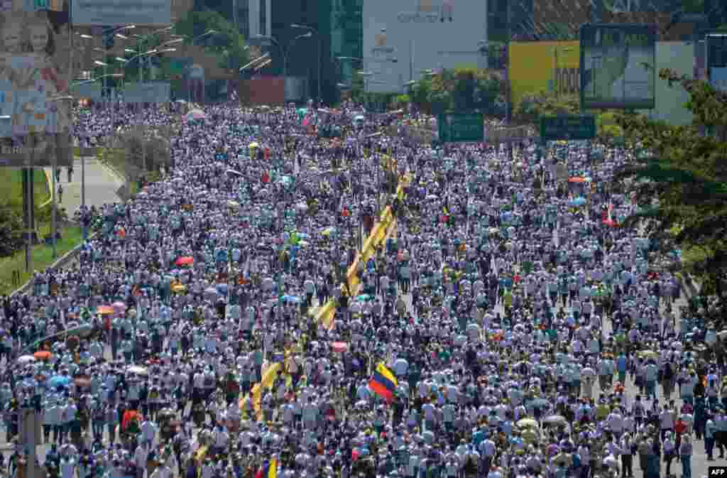 Opposition activists march against President Nicolas Maduro&#39;s government in Caracas, Venezuela.