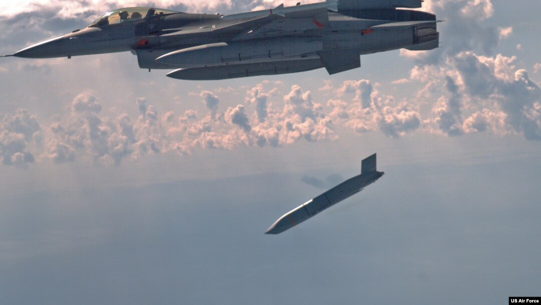 미 공군의 F-16 전투기가 멕시코만 상공에서 합동공대지장거리미사일(JASSM-ER) 분리 투하하고 있다. (자료화면)