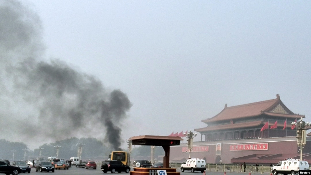 Tiananmen ရင်ပြင်အဝင်ဂိတ်ဝကို ကားတစ်စင်း ဝင်တိုက်မိပြီး မီးလောင်ကျွမ်းသွားနေတဲ့မြင်ကွင်း။ (အောက်တိုဘာ ၂၈၊ ၂၀၁၃)