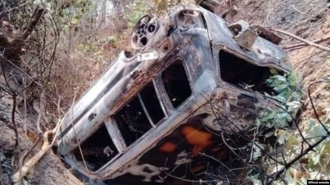 ချောက်အတွင်းပျက်ကျနေသောတပ်မတော်ကား။ ဓါတ်ပုံ တပ်မတော်ကာကွယ်ရေးဦးစီးချုပ်ရုံး