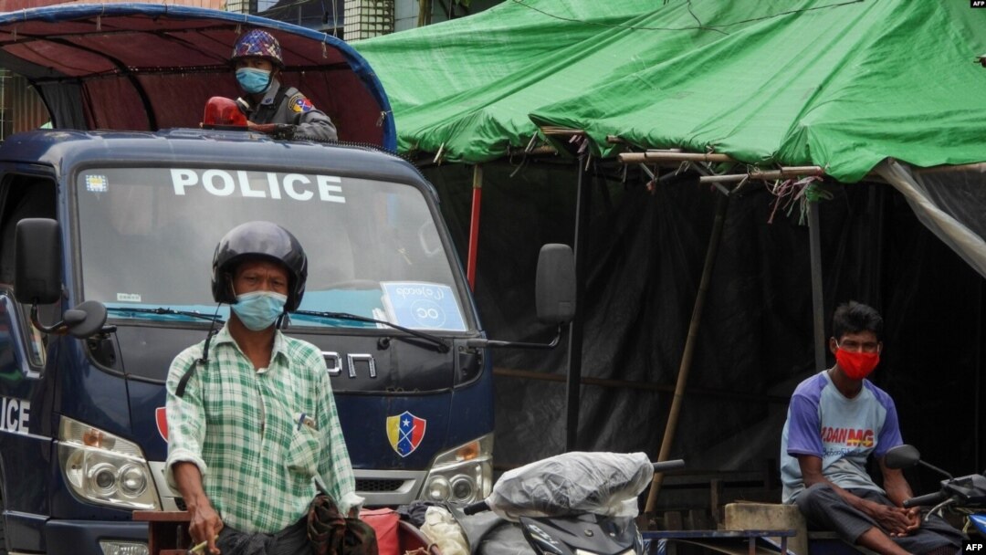 စစ်တွေမြို့တွင် ရဲလုံခြုံရေးချထားပြီး နှာခေါင်းစည်းတပ် သွားလာနေကြ သည့် မြင်ကွင်းတခု။ (၂၃ သြဂုတ် ၂၀၂၀)