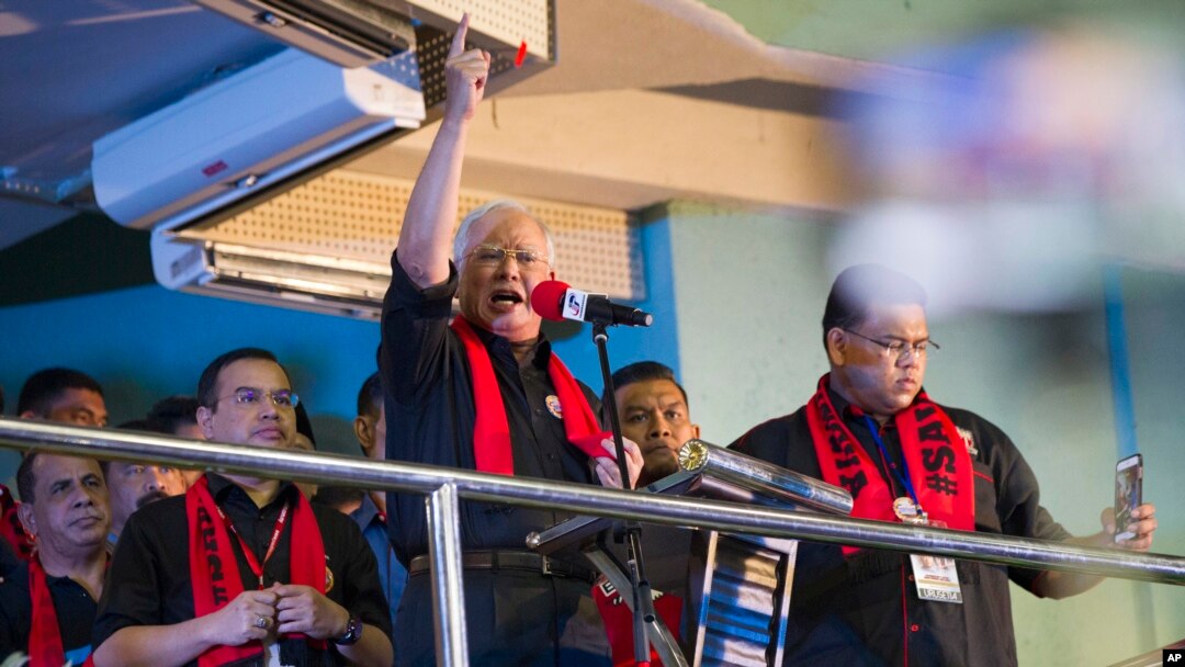 Malaysian Prime Minister Najib Razak (center) speaks to the crowd during a protest against the persecution of Rohingya Muslims in Myanmar, at a stadium in Kuala Lumpur, Malaysia, Dec. 4, 2016.