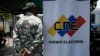 Un militar hace guardia al lado de una imagen institucional del CNE en Caracas, Venezuela, l 16 de abril de 2024.
