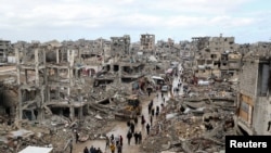 Người Palestine đi trong đống đổ nát tại Gaza City ngày 6/2/2025. 