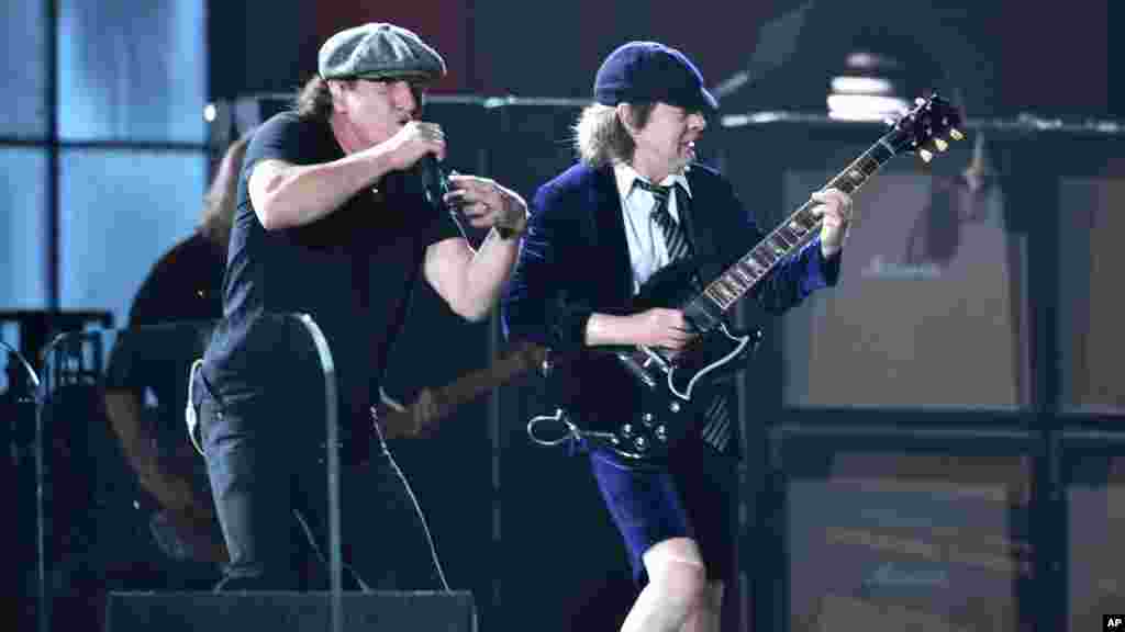 Brian Johnson, à esquerda, e Angus Young dos AC/DC cantam na abertura da 57ª gala anual dos Prémios Grammy Los Angeles, Califórnia, Fev. 8, 2015.