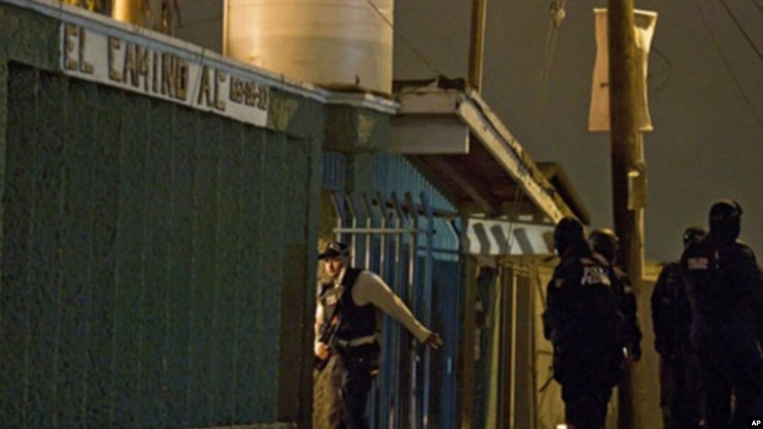 Members of the Mexican Federal Police stand guard in front of a rehab center in Tijuana, where the shootings occured, 25 October 2010