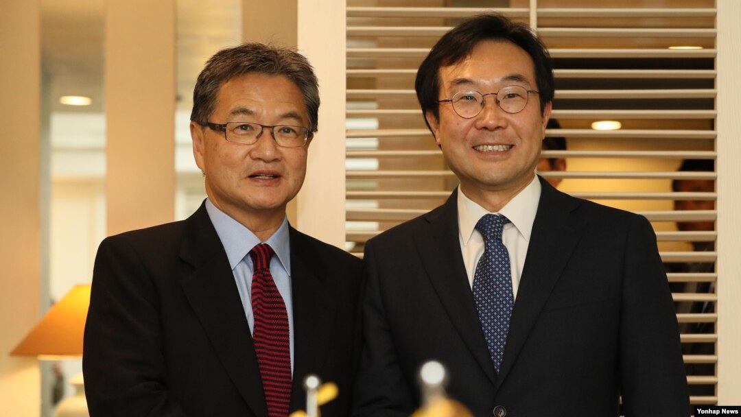 악수하는 한미 북핵 6자회담 수석대표