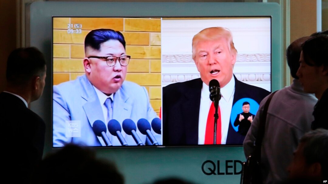 지난 4월 한국 서울역에 설치된 TV 뉴스 화면에 도널드 트럼프 미국 대통령과 김정은 북한 국무위원장의 사진이 나란히 나오고 있다. 