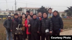 薛福顺非正常死亡公民调查团的成员抵达山东曲阜（参与网图片）