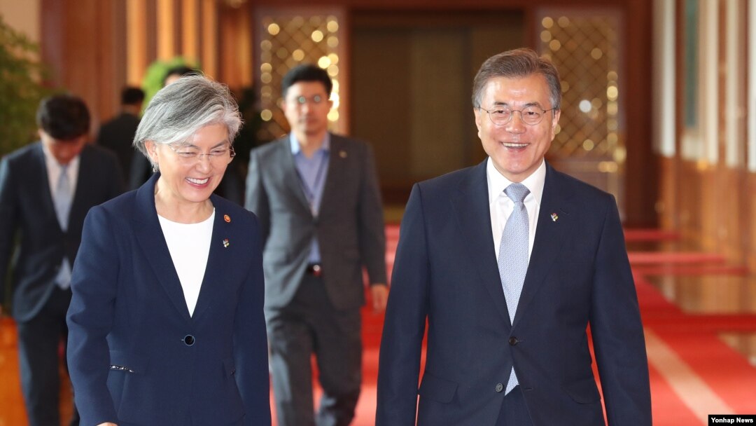 문재인 한국 대통령(오른쪽)이 26일 청와대 본관에서 열린 전직 주미대사 간담회에 강경화 외교부 장관과 함께 입장하고 있다. 