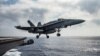一架美国海军F/A-18E超级大黄蜂（Super Hornet）2016年6月28日从航行在地中海的德懷特·D·艾森豪號航空母艦的飞行甲板上起飞。