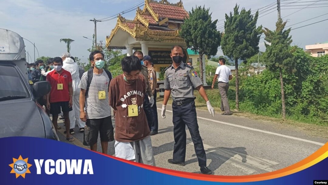 မဲဆိုင်အချုပ်ထောင်မှာကျနေတဲ့ မြန်မာနိုင်ငံသားများကို မြန်မာဘက်ကကို ပြန်လည်လွဲှပြောင်းတဲ့ မြင်ကွင်း။ (ဓာတ်ပုံ - ရောင်ခြည်ဦးအလုပ်သမားအဖွဲ့ - မေ ၂၉၊ ၂၀၂၀)
