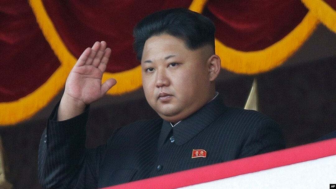 김정은 북한 국무위원장이 지난해 10월 평양 김일성 광장에서 열린 노동당 창건 70주년 열병식을 참관하고 있다. (자료사진)