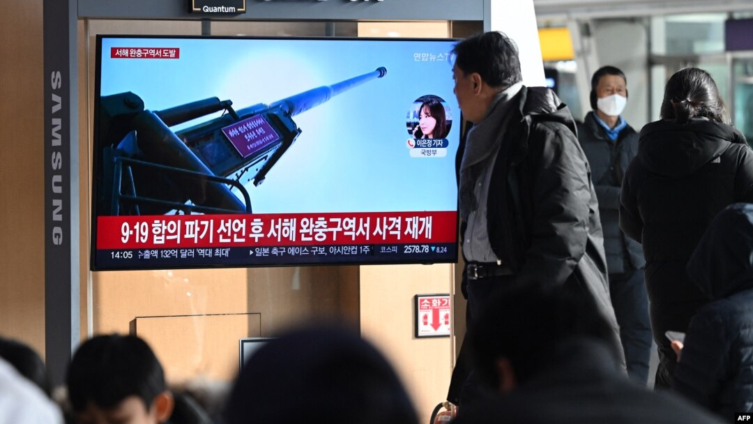 5일 한국 서울 시내 철도역 이용객들이 북한 해안포 사격 관련 TV 뉴스를 시청하고 있다.