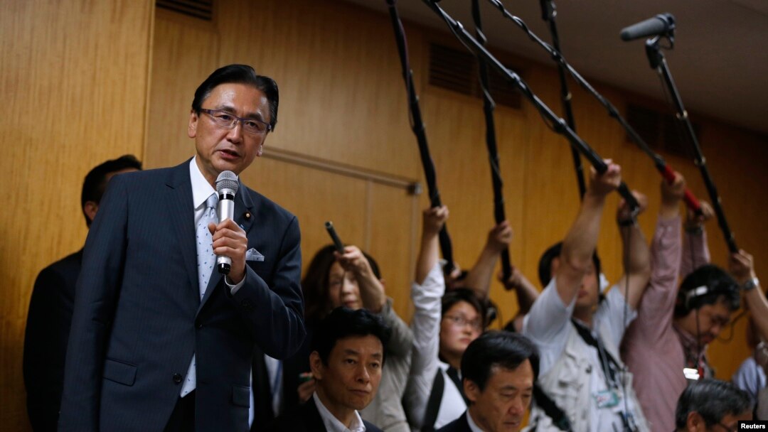 지난 5월 일본의 후루야 게이지 관방장관이 도쿄에서 납북 피해 가족과 만나 북-일 합의 내용을 설명하고 있다.