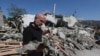Un hombre muestra los restos de un misil de un avión de combate israelí que impactó en una casa y mató a un combatiente de Hizbulá con dos de sus familiares civiles, en la ciudad de Bint Jbeil, en el sur del Líbano, el 16 de julio de 2024.