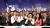 瑞幸咖啡主管与员工2019年5月17日在美国纽约纳斯达克敲响开盘钟庆祝首次公开募股