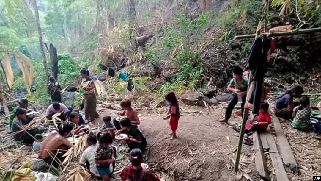 စစ်အာဏာသိမ်းကောင်စီတပ်နဲ့ ဒေသခံချင်းကာကွယ်ရေးတပ်တို့ကြား တိုက်ပွဲတွေကြောင့် ထွက်ပြေးနေရတဲ့ ဒေသခံပြည်သူများ။ (မေ၊ ၂၀။ ၂၀၂၁)