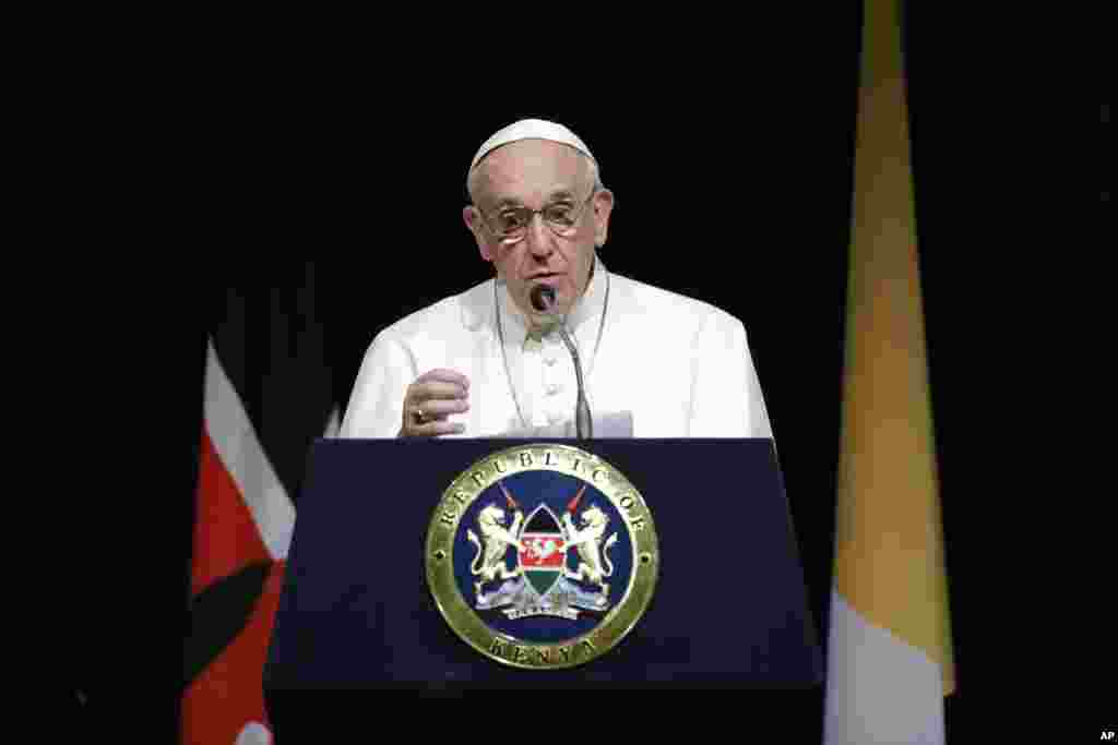 Papa Francis akizungumza Ikulu ya Nairobi muda mfupi baada ya kuwasili Nairobi kuanza ziara ya siku mbioli nchini Kenya.
