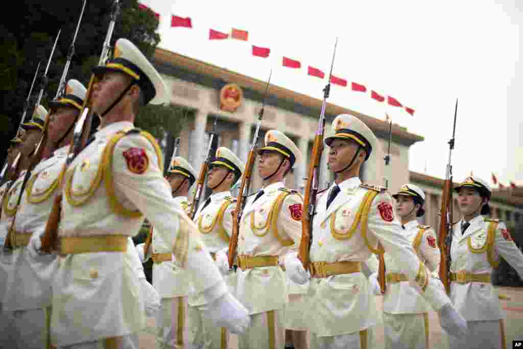 中国仪仗队列队，准备欢迎出席&ldquo;一带一路&rdquo;国际合作高峰论坛的乌兹别克斯坦总统米尔济约耶夫（2017年5月12日）