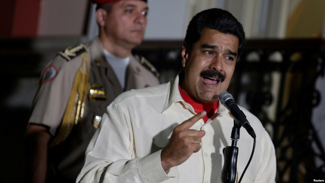 Venezuela's President Nicolas Maduro (R) talks to the media after his meeting with former Spanish prime minister Jose Luis Rodriguez Zapatero in Caracas, Venezuela, Oct. 31, 2016. 