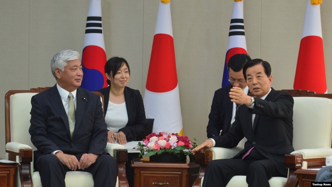 한민구 한국 국방부 장관(오른쪽)과 나카타니 겐 일본 방위상이 20일 서울 용산구 국방부에서 한·일 국방장관 회담을 가졌다.