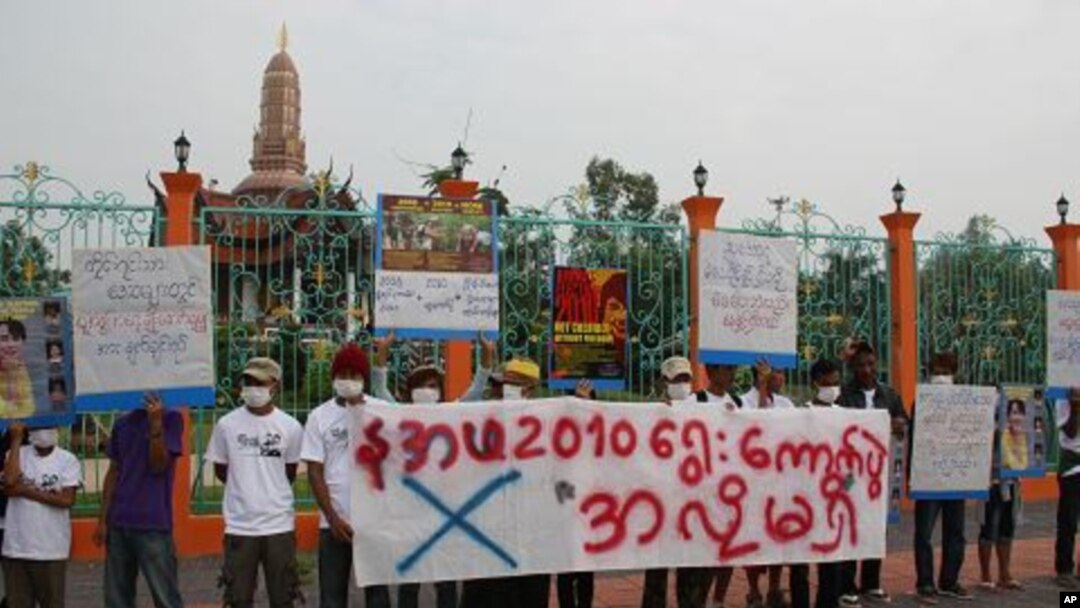 Protesters demonstrate against the elections outside a public park in Mae Sot, Thailand, 07 Nov 2010