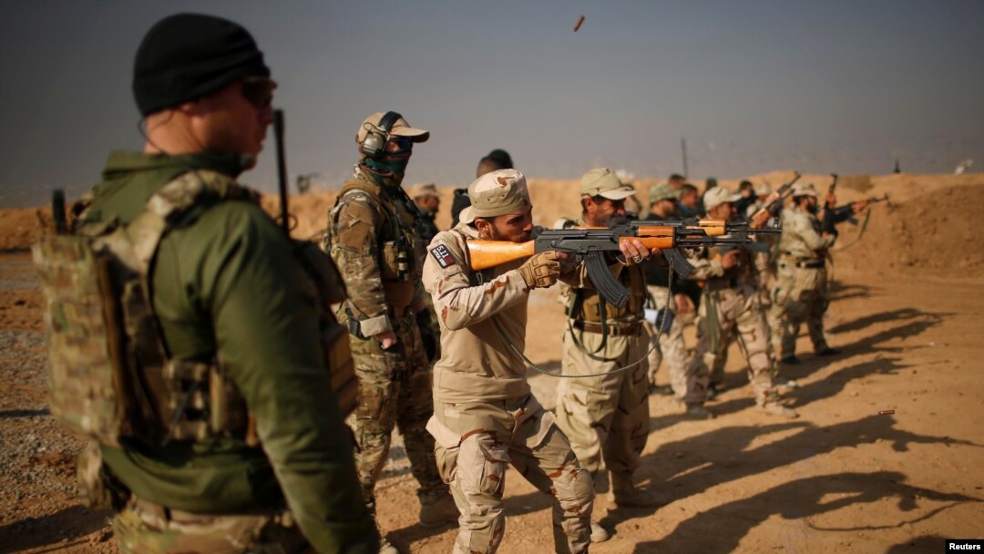 Members of the U.S. Army Special Forces provide training for Iraqi fighters from Hashid Shaabi at Makhmur camp in Iraq, Dec. 11, 2016. 