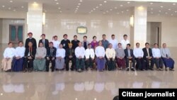 ပြည်ထောင်စု ငြိမ်းချမ်းရေး ဖော်ဆောင်ရေးလုပ်ငန်း ကော်မတီနဲ့ ကချင်လွတ်မြောက်ရေးအဖွဲ့ ကေအိုင်အိုငြိမ်းချမ်းရေး ကိုယ်စားလှယ်တို့ နေပြည်တော်မှာ တွေ့ဆုံစဉ်။ (မတ်လ ၁၅၊ ၂၀၁၅/ ဓာတ်ပုံ-ဦးလှမောင်ရွှေ fb)